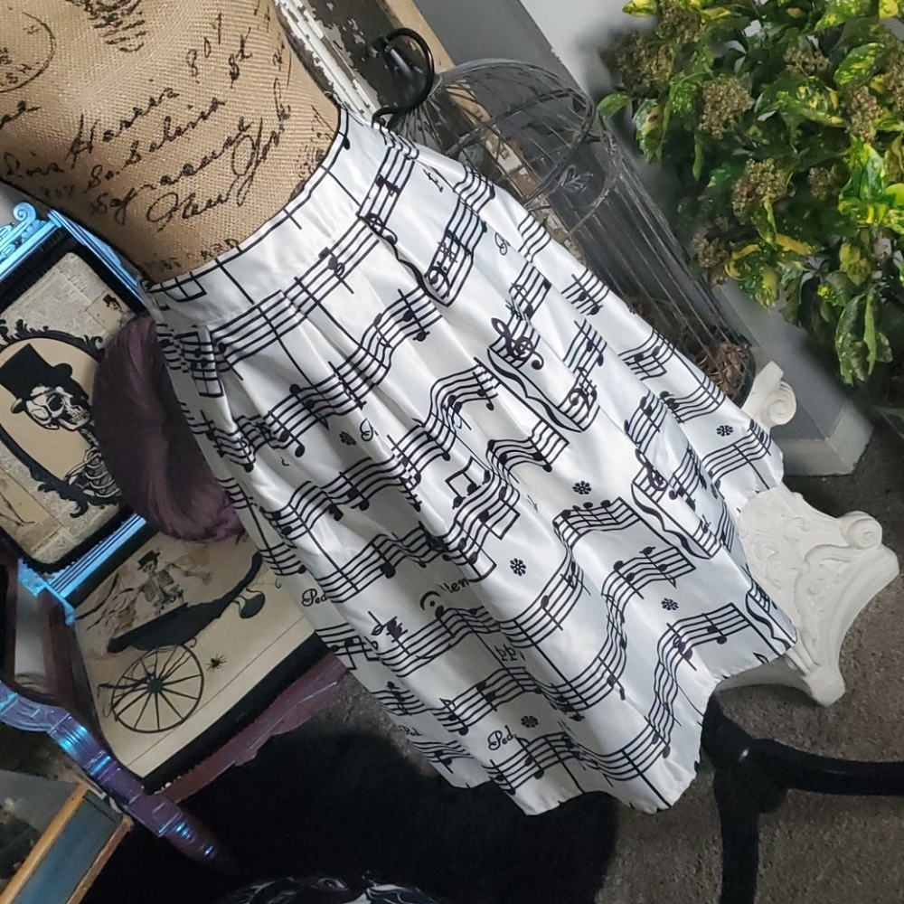 Sheet music skirt 🎶 black & white musical skirt
